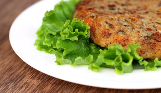 白盘生菜蔬肉排图片