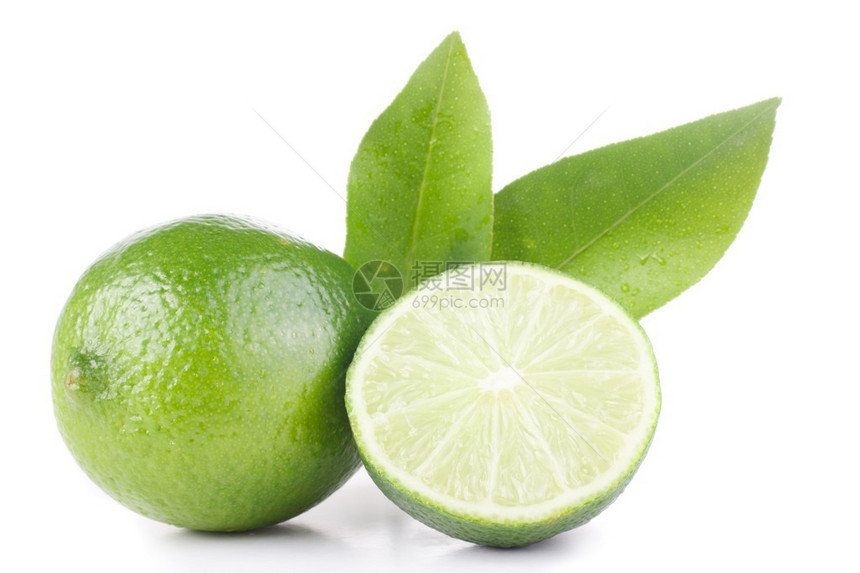 绿色柠檬和叶子上白色孤立图片