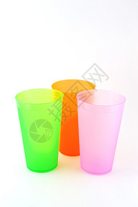 白色上的绿色橙色和粉红色杯子图片