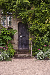 旧木制门或石砖房入口图片