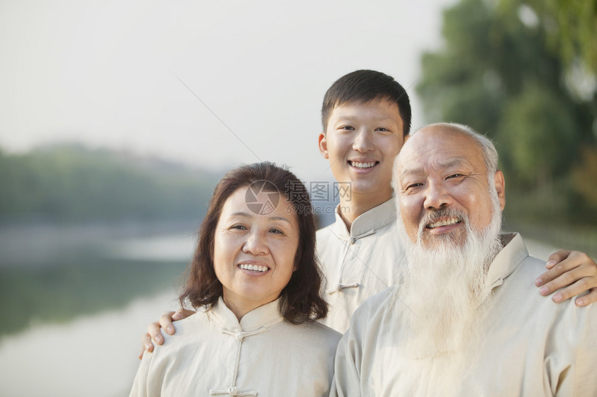 3名人穿着大吉衣图片