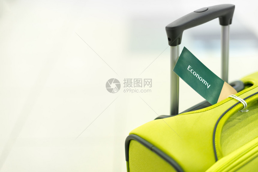 带把手和标签经济的明亮手提箱行李在机场现代优雅的旅行包白色背景上的对象带有行李信息的标签图片