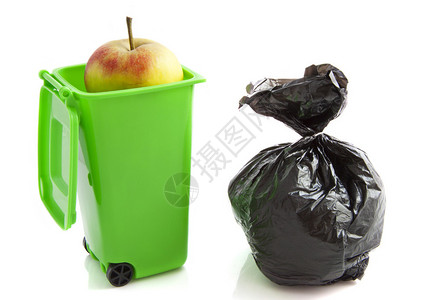 绿色垃圾袋装有苹果和塑料袋图片