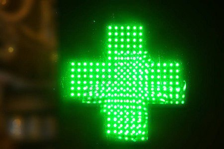 药房用荧光绿色明亮霓虹灯制成的夜光图片