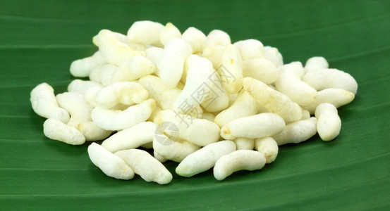 绿香蕉叶上的膨化米饭图片
