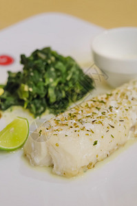 白盘上的蔬菜鱼排图片