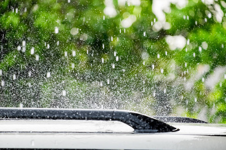 雨滴落在车顶上图片