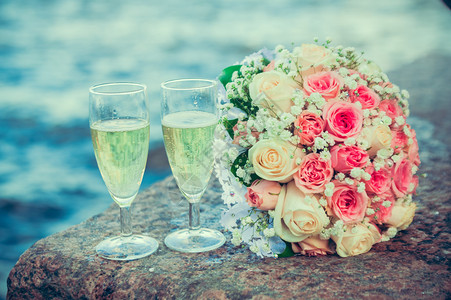 一杯香槟和一束新娘的花束图片