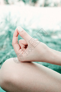 妇女的手在瑜伽手印冥想图片