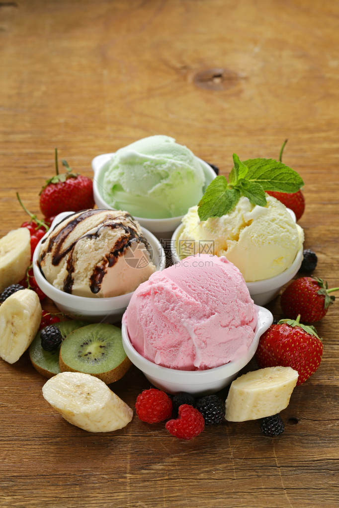 各种冰淇淋草莓香蕉薄荷巧克力和木图片