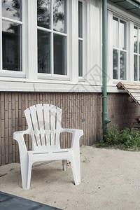 新房前花园塑料椅图片