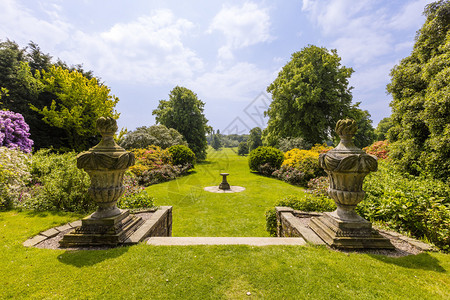 英国乡村庄园的花园和场地的乡村景观图片