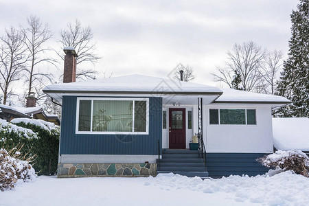 寒冬多云日的家宅在雪中住有前图片