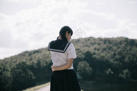 看着公园户外电影陈年风格的日本女学生装扮肖像AsianJapan图片