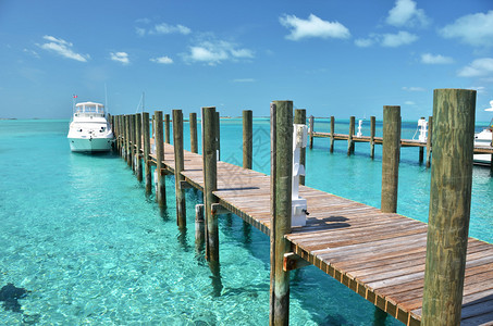游艇停在木制码头巴哈马图片