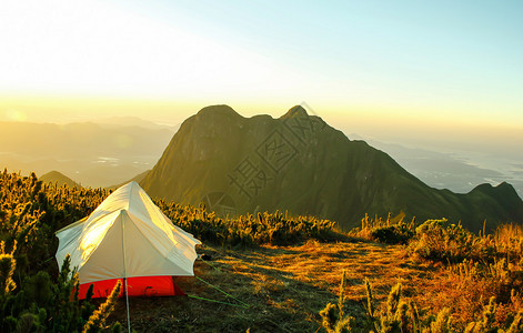 在山顶上的帐篷可以看到另一座山的美景图片