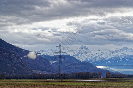冬季法国埃维昂莱班的山景图片