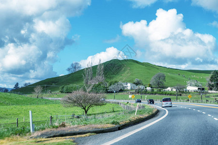 穿越美丽山丘的道路图片