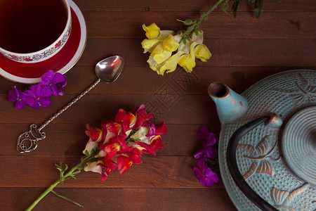 木桌上的茶壶和杯子图片