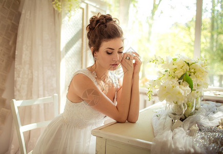 穿着白色礼服的美丽新娘在婚礼当图片