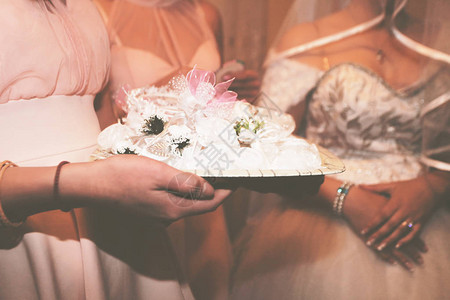 手和鲜花的结婚细图片