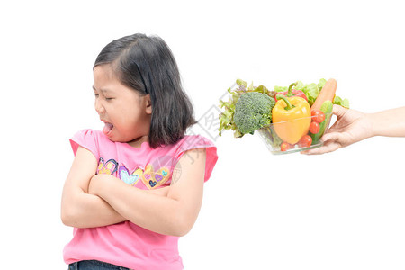 亚洲女孩对白色背景中的蔬菜表示厌恶图片