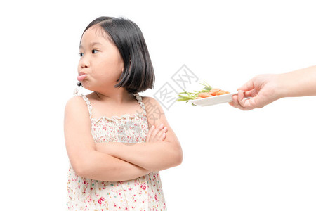 亚洲女孩对白色背景中的蔬菜表示厌恶图片