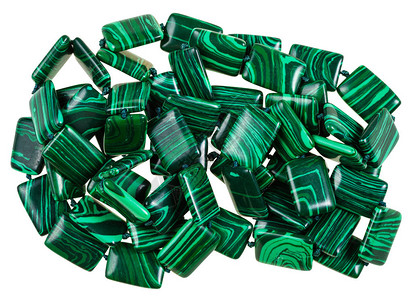 矿物宝石项链白色背景中分离的绿图片