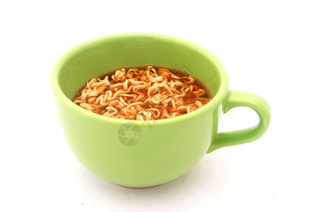 即时面汤的零食在一个大绿杯中图像孤立在白色图片