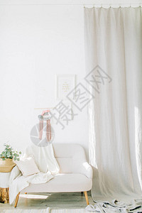 室内设计概念有白墙椅子和窗图片