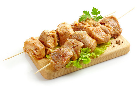 木串上的生腌猪肉串图片