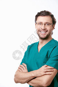 白色背景上微笑的外科医生图片