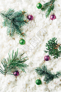 用松树枝圣诞玩具和白棉羊毛图片