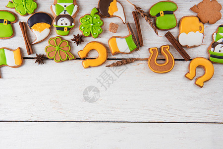 帕特里克节姜饼和木制背景图片