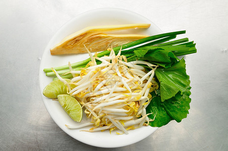 混合泰国蔬菜豆芽石灰香蕉花和白色图片