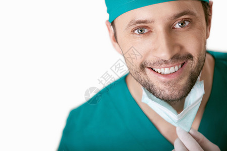 白色背景上戴着面具的微笑医生图片