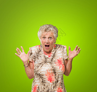 受惊的老年妇女脱离绿色背图片