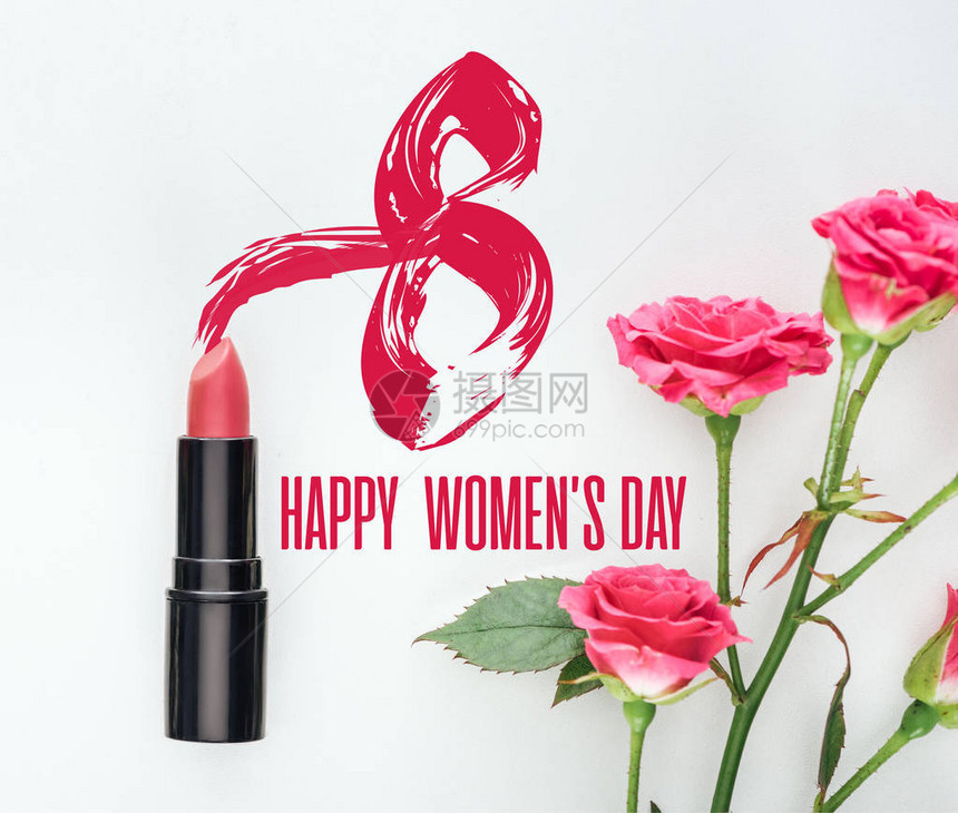 白背景的口红和粉红玫瑰与快乐的女每天写字图片