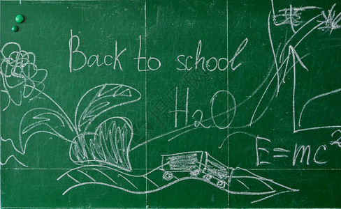 用白色粉笔写回学校的绿色粉笔黑板图片