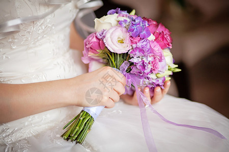 新娘手中的婚礼花束图片