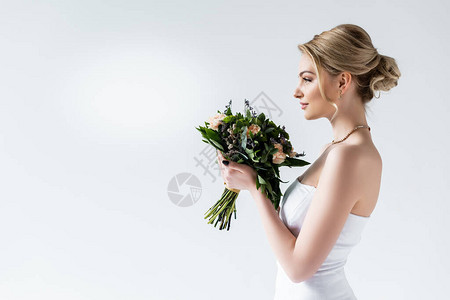 一面有吸引力的新娘用白色的鲜花背景图片