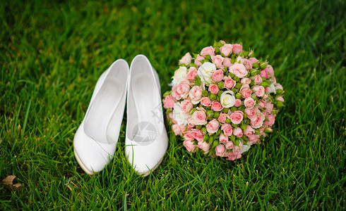 婚礼花束和鞋子图片