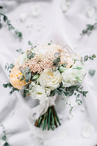 婚礼作文与新娘花束桉树枝图片