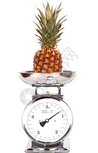 白色背景菠萝的厨房秤图片