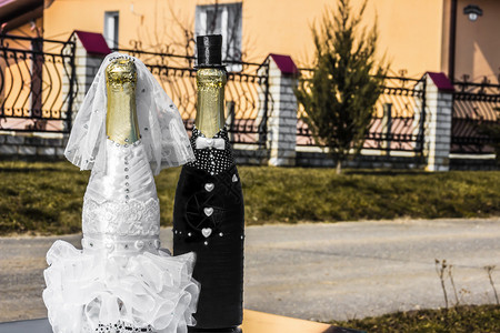 婚礼当天的香槟酒瓶装饰新娘和新郎图片