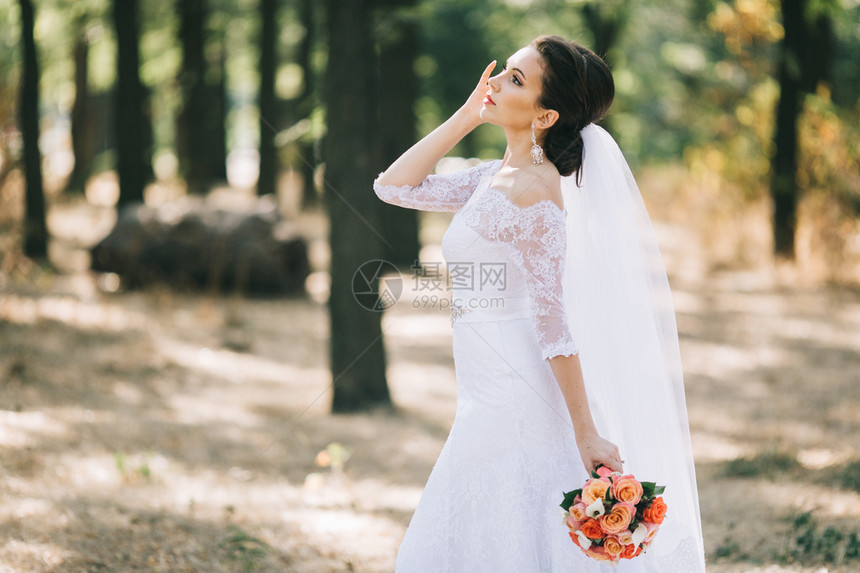 结婚当天穿着白礼服和新娘花图片