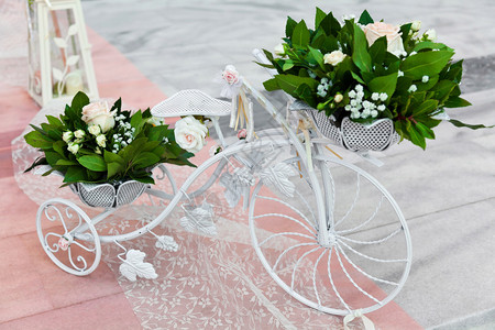 教堂外的美丽野花婚礼装饰图片