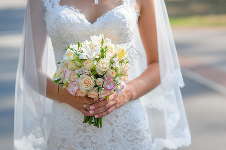 新娘拿着美丽的婚礼花束图片