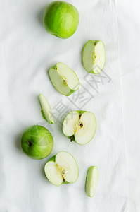 白布上的绿色苹果图片