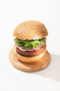 美味的素食汉堡配有萝卜和白底图片